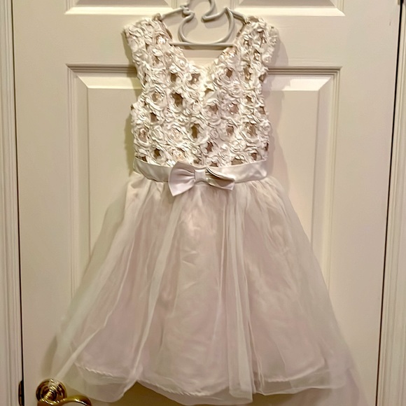 Zunie Other - Triple layered white and cream flower girl/special occasion. Sz 8. Gold sequins
